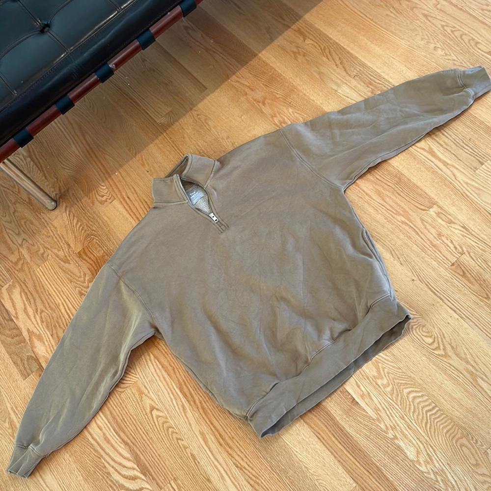Aritzia sweatshirt very cozy, loose fit size 2, equivalent small